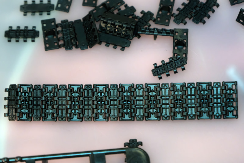 一枚一枚履帯を連結させる。その仕組みを実際に体験できた