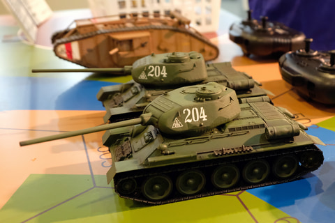 静岡合同展示会】タミヤ1/35RCタンク新製品！ 「T-34/85」が連結式履帯