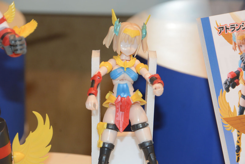 できたばかりの試作品が展示されていた。色分けされたパーツが組み上がる雰囲気に「合体シリーズ」のリスペクトが見て取れる。それでいて造形は最新の繊細なものだ