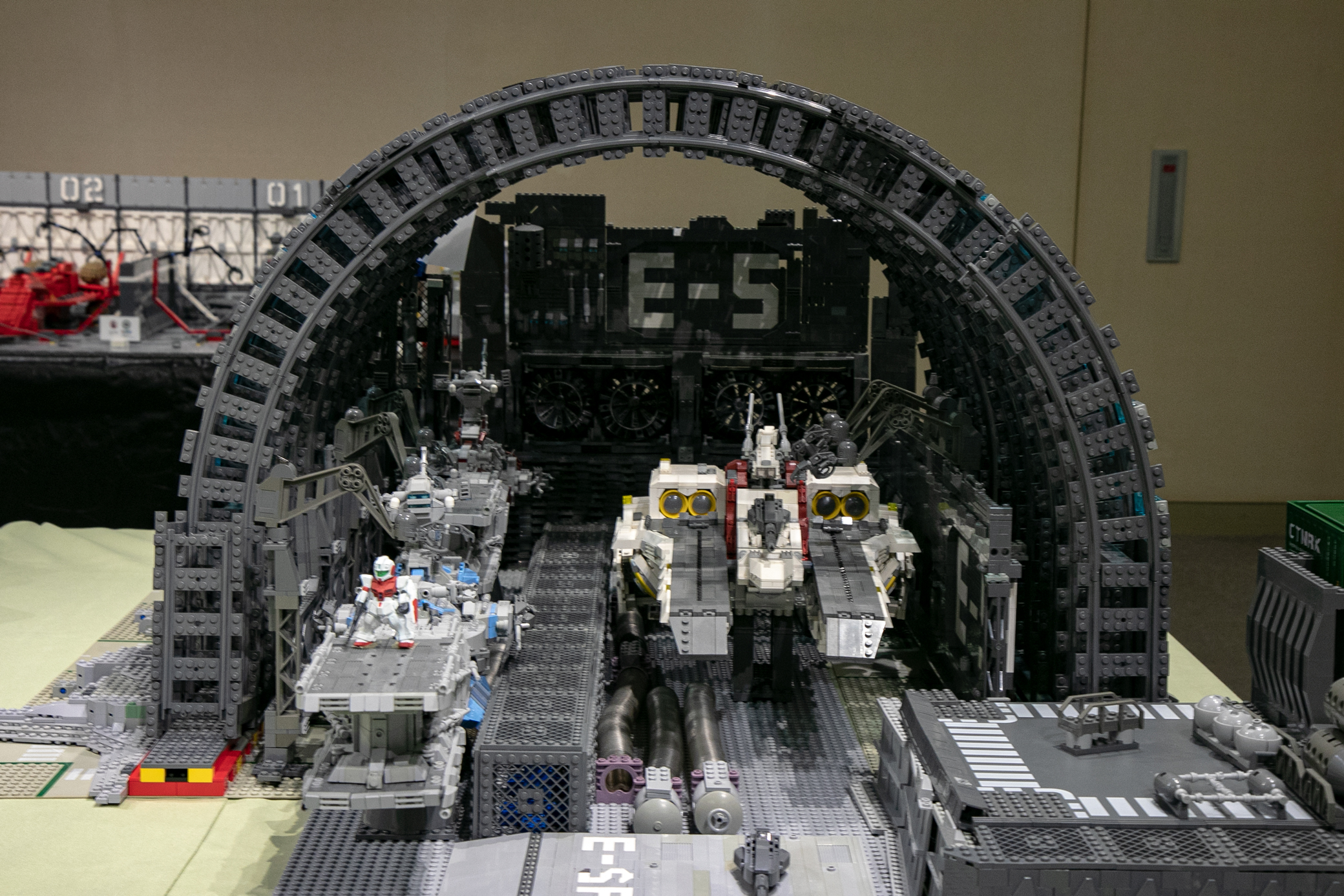 レゴブロックだけでなく、さりげなくガンダムコンバージが使われているのも面白い