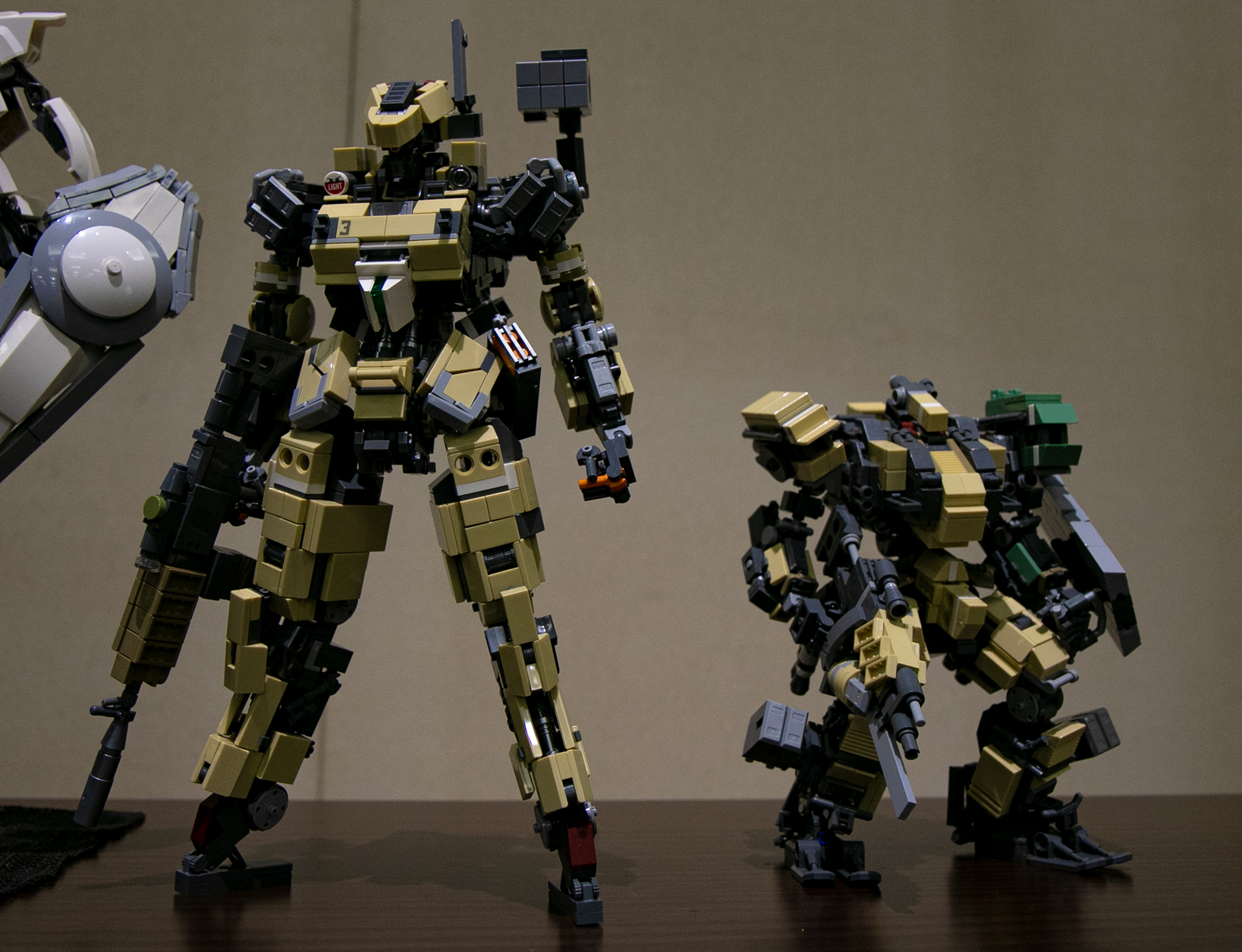 小型ロボとの比較。スマートなMS系以外のバリエーションもあった