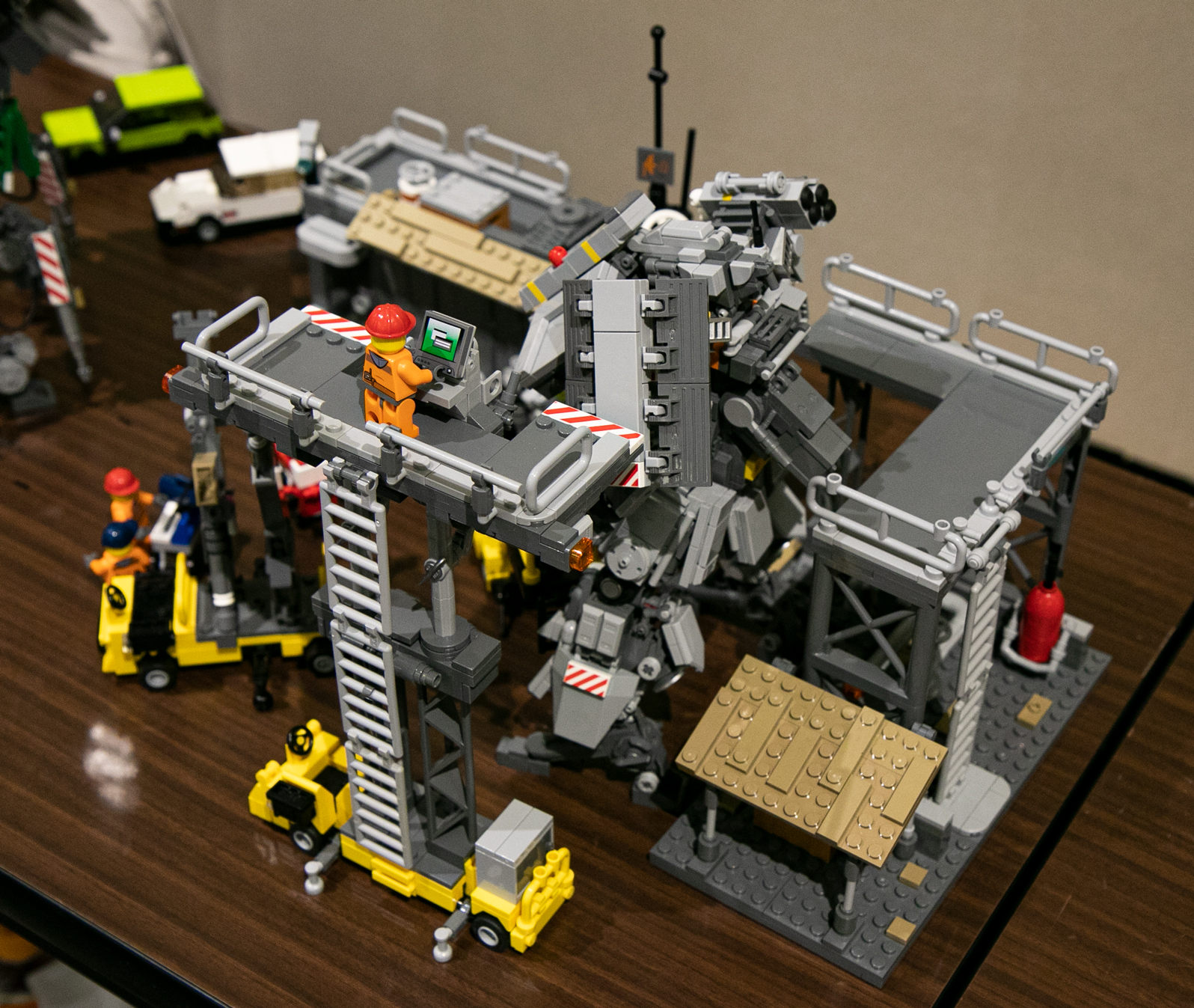 キャリアに収まったロボというシチュエーションも燃える