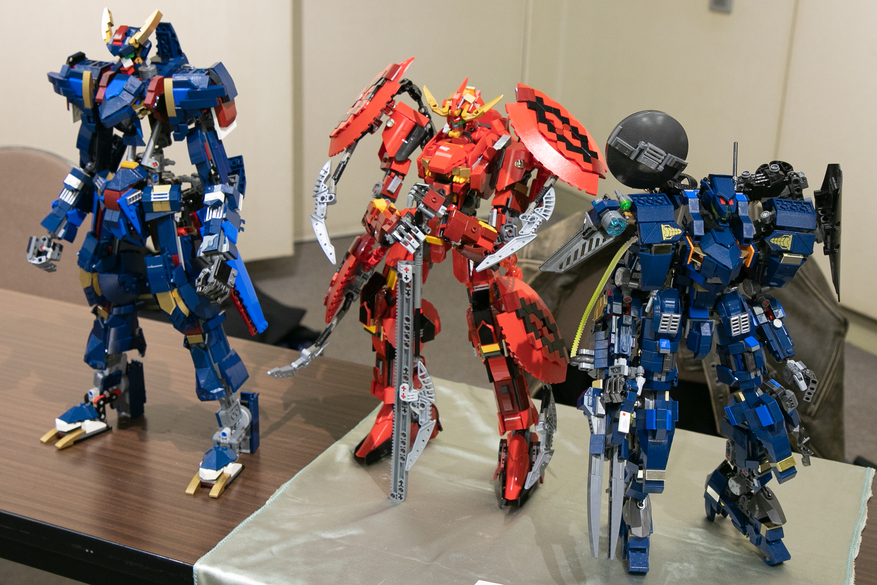 既存メカのデザインイメージを踏襲しながら、独特のデザインに昇華させているのも見ていて楽しい