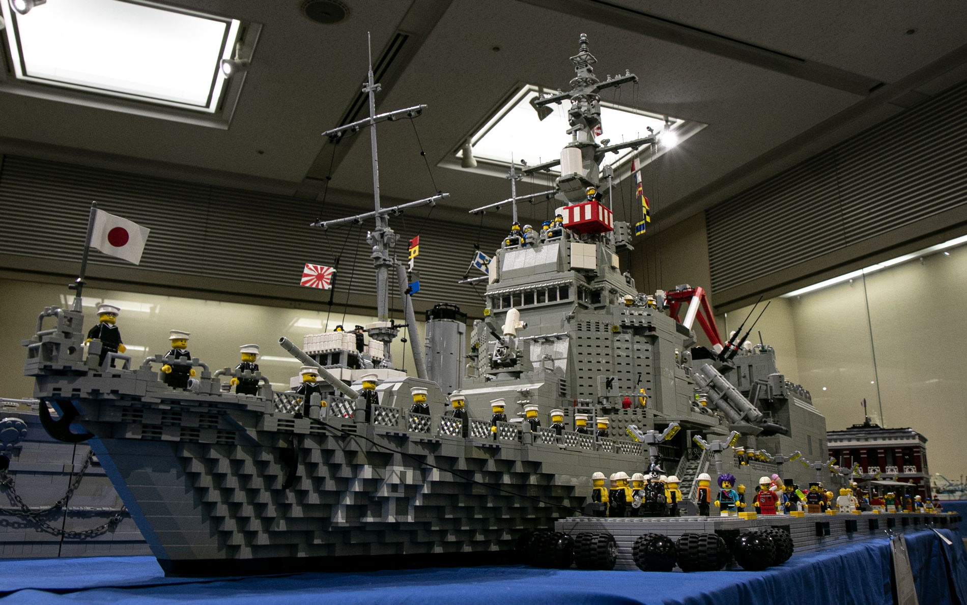 作品単体ではなく、ミニフィグを配置することで、よりリアリティが増す