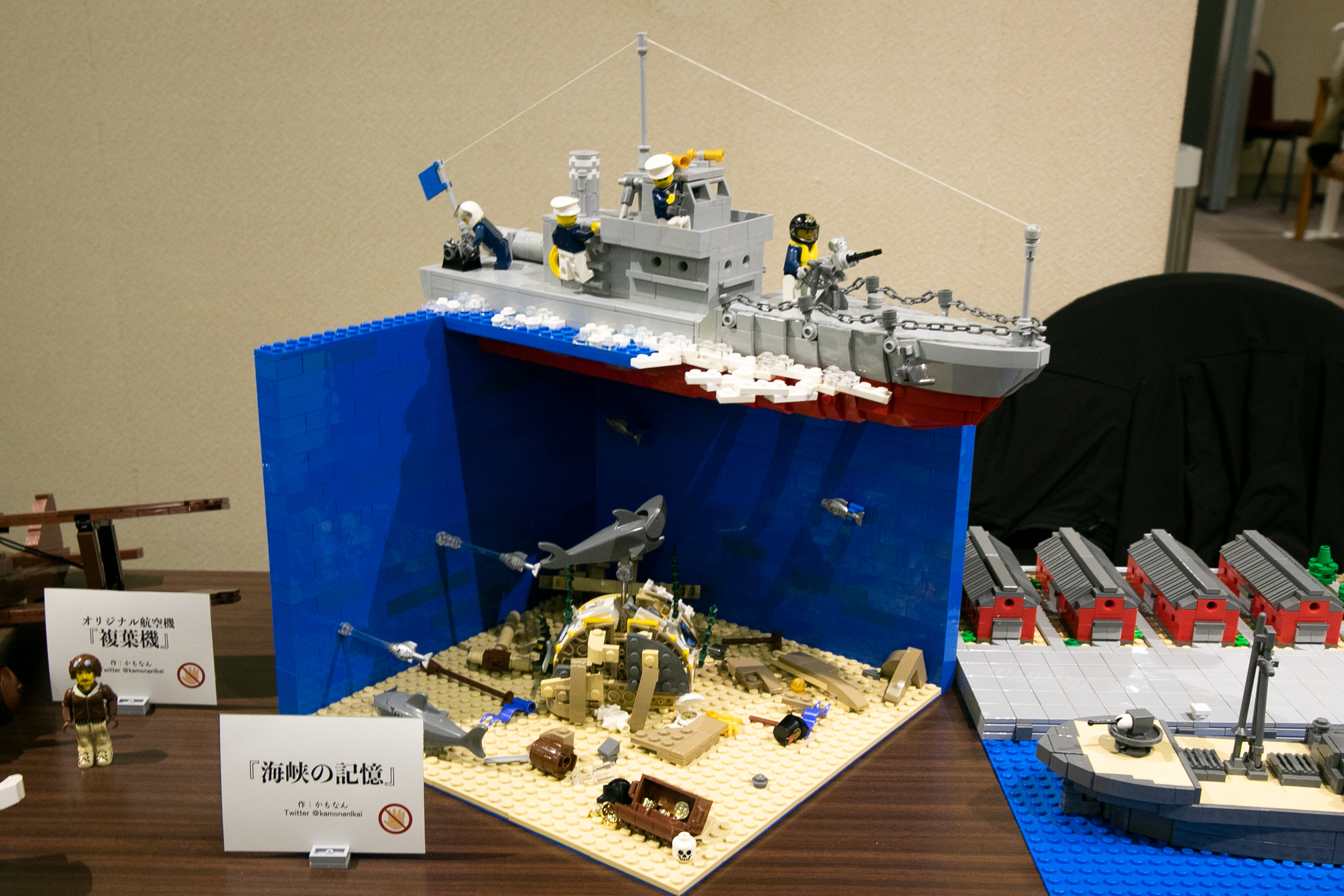 さりげなく盛り込まれた海面の気泡が面白い