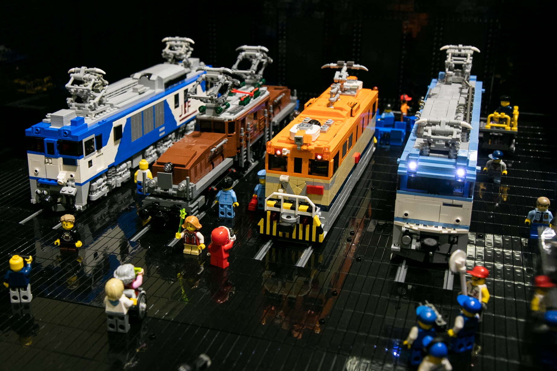 トレインもレゴブロックの人気ジャンル。オレンジ色の車体の前面など、とにかく作り込みが凄い