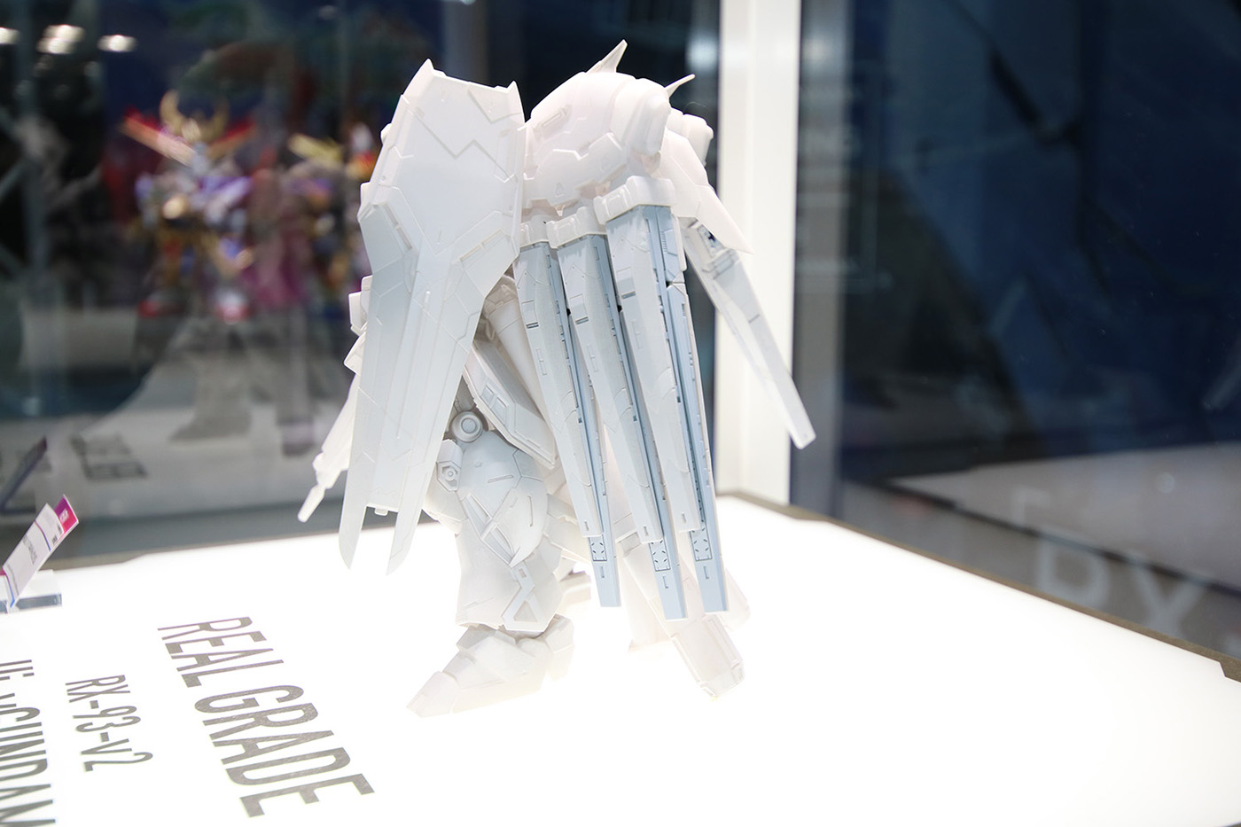 ファンネルラックの形状がHGバージョンとは異なる。また、ニュー・ハイパー・バズーカもマウントできるようだ。