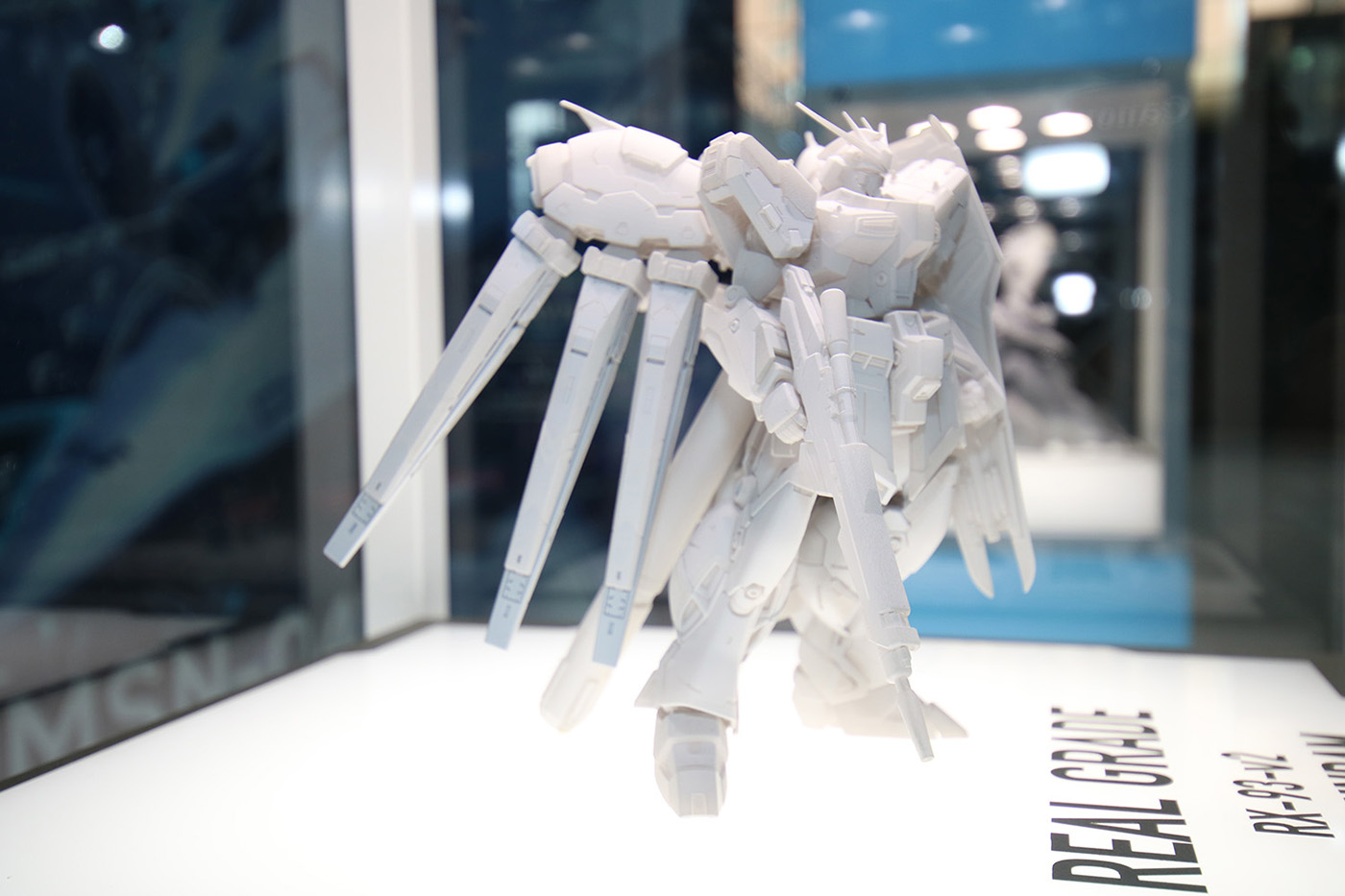 ファンネルラックの形状がHGバージョンとは異なる。また、ニュー・ハイパー・バズーカもマウントできるようだ。