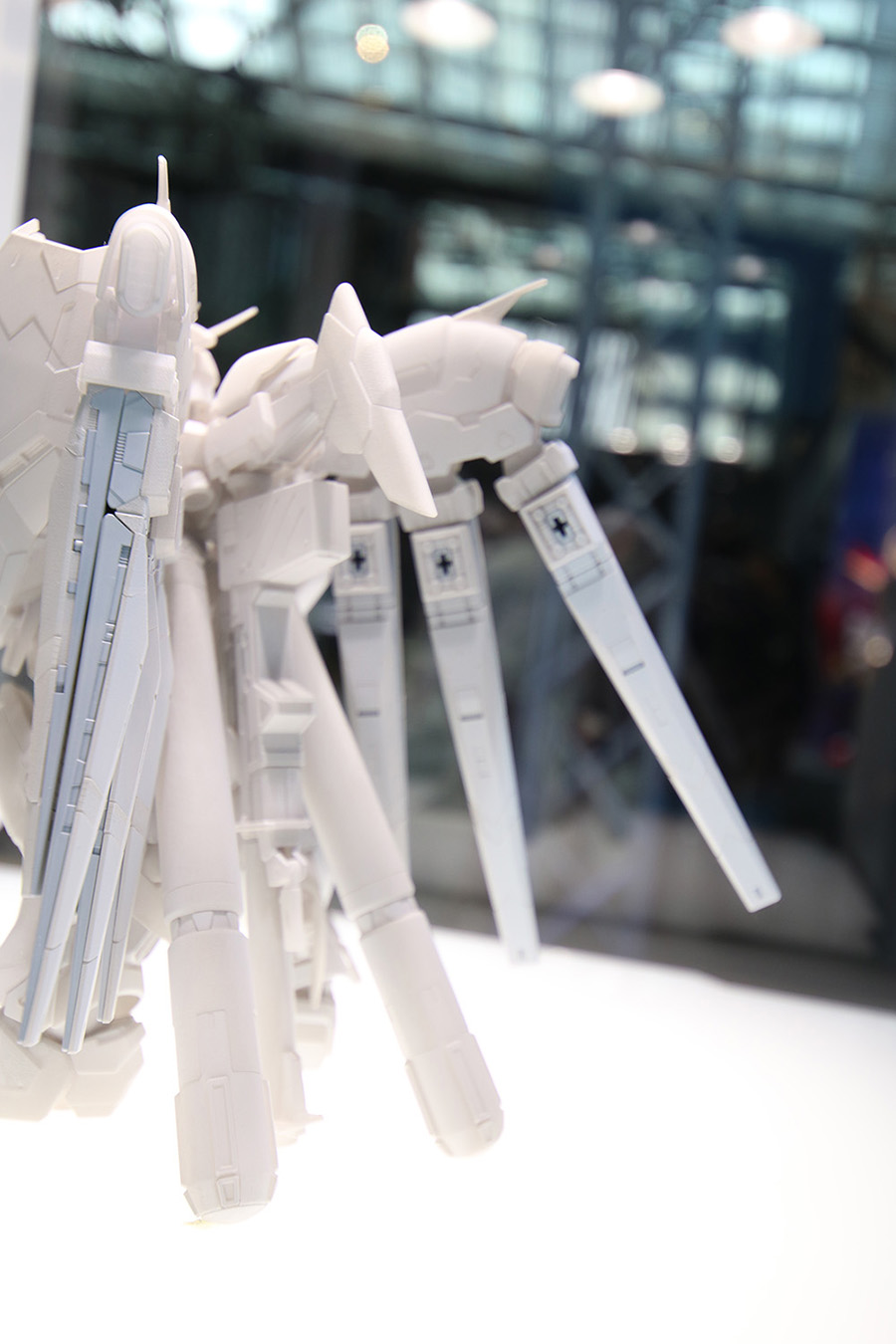 ファンネルラックの形状がHGバージョンとは異なる。また、ニュー・ハイパー・バズーカもマウントできるようだ。