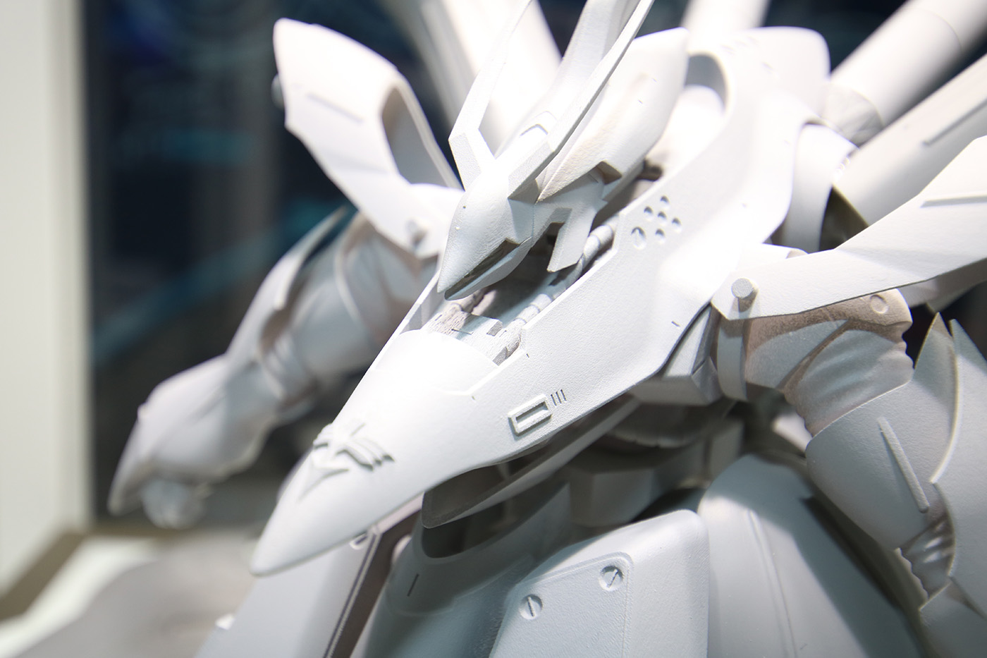 胸部のエンブレムやスリッドなどはモールド加工のようだ。