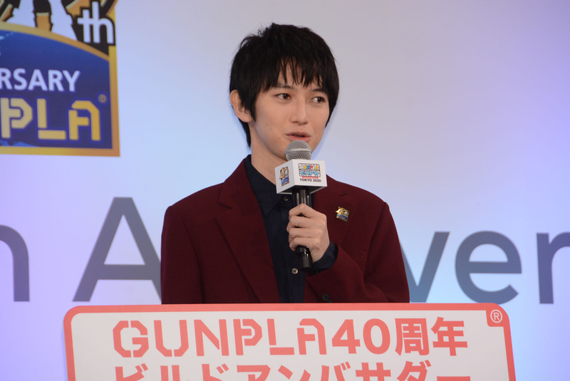 俳優の本郷奏多さんは、BANDAI SPIRITSの田口博丈氏にガンプラ40周年ビルドアンバサダーとして任命された