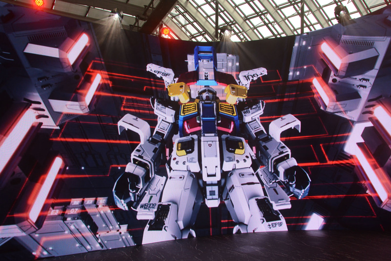 未来のガンプラ工場をてーまに、実物大モデルと映像で1/1ガンダムが作られる演出が随所に盛り込まれている