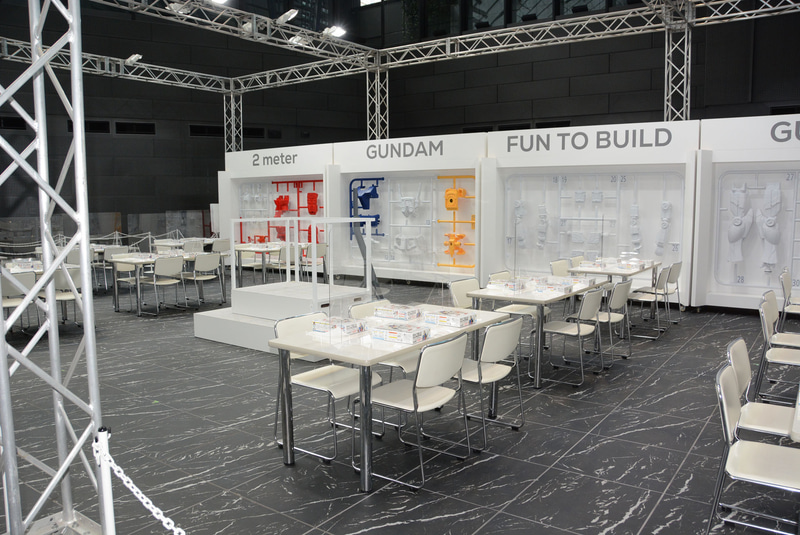 抽選で選ばれると、全高2mのガンダムを親子で組み立てられる