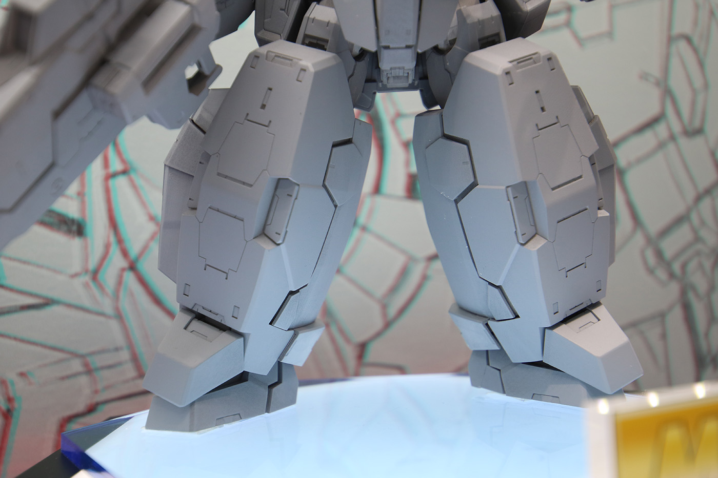 分厚く、ボリューム満点の脚部。どこか“覆っている”感があるが、果たして……。