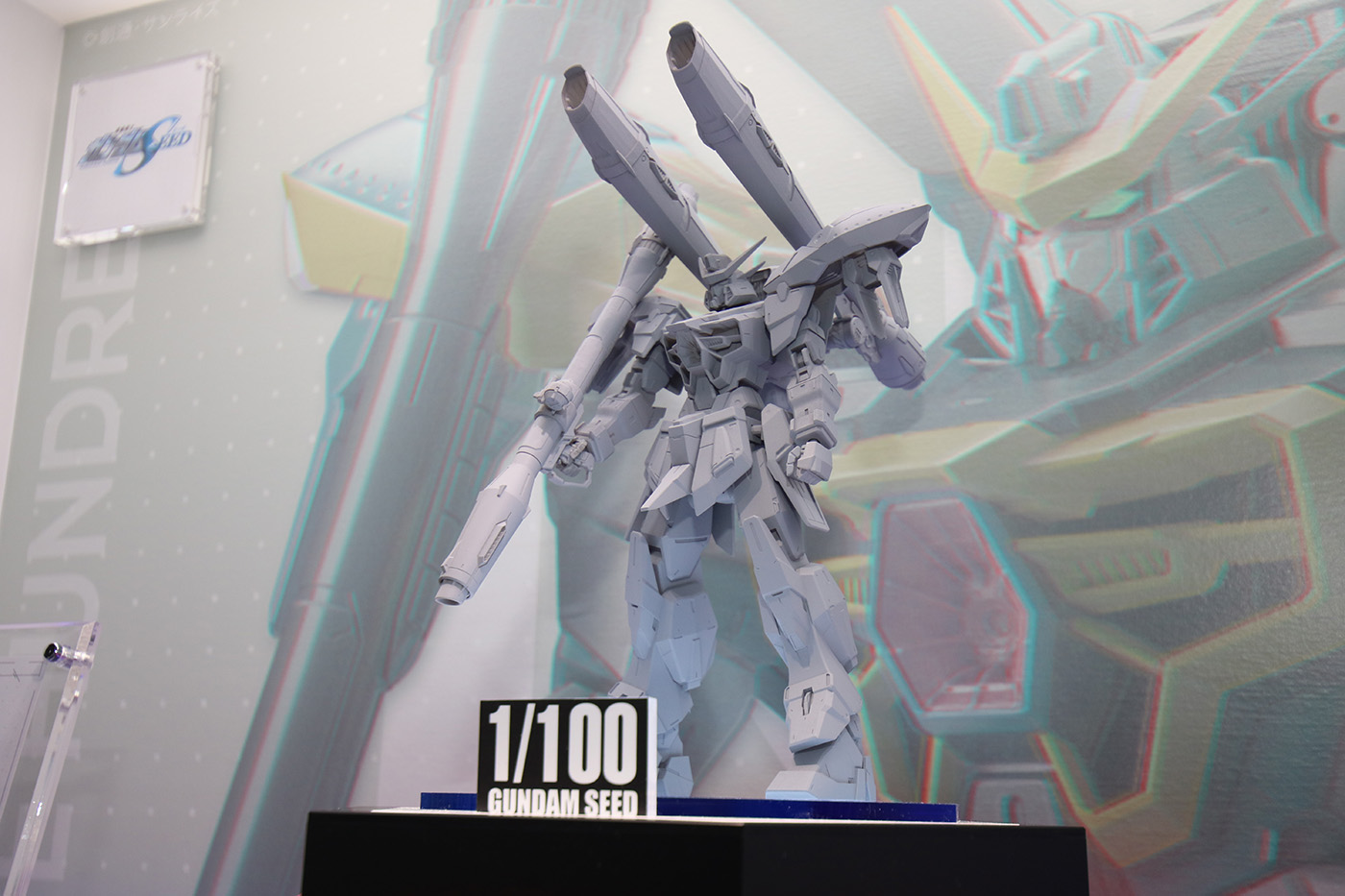 胸部も作りこまれ、細かいディテールが施されている