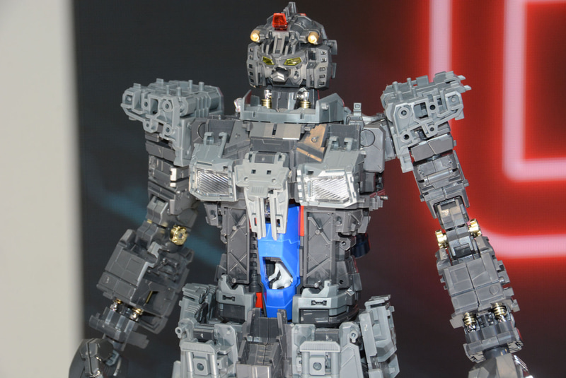 骨格にフレームを取り付けることでしっかりした構造に。実際のロボットを作っているような楽しさが味わえそうだ
