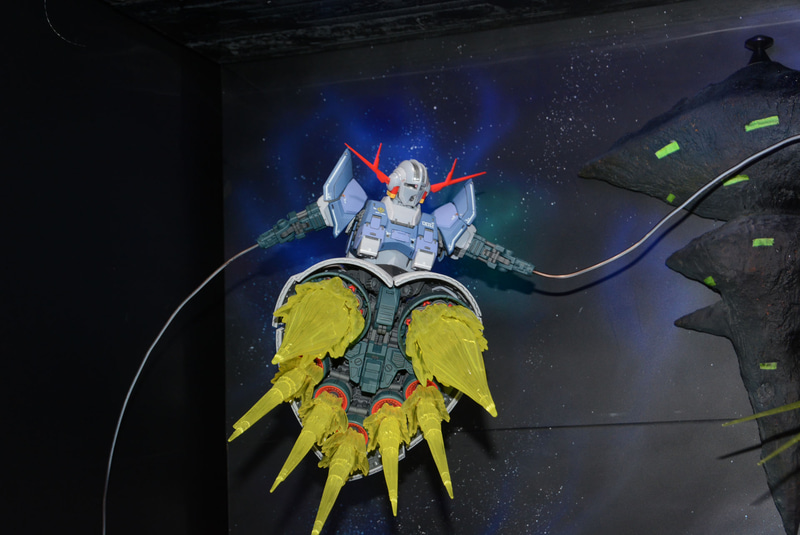ジオングとガンダムの対決を描くジオラマ。会場の入り口に配置されており、多くの人が最初に見るものとなる。“主役”のジオングの迫力が楽しい