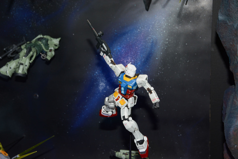 ジオングとガンダムの対決を描くジオラマ。会場の入り口に配置されており、多くの人が最初に見るものとなる。“主役”のジオングの迫力が楽しい