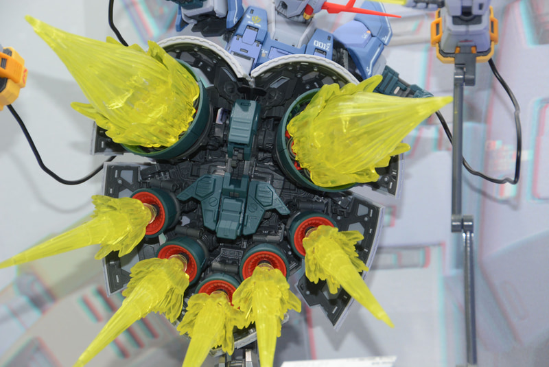 エフェクトパーツを着け、最大の魅力である底面を正面に向けた姿。この姿で飾る人は多いだろう。バーニア部分はすさまじい迫力だ