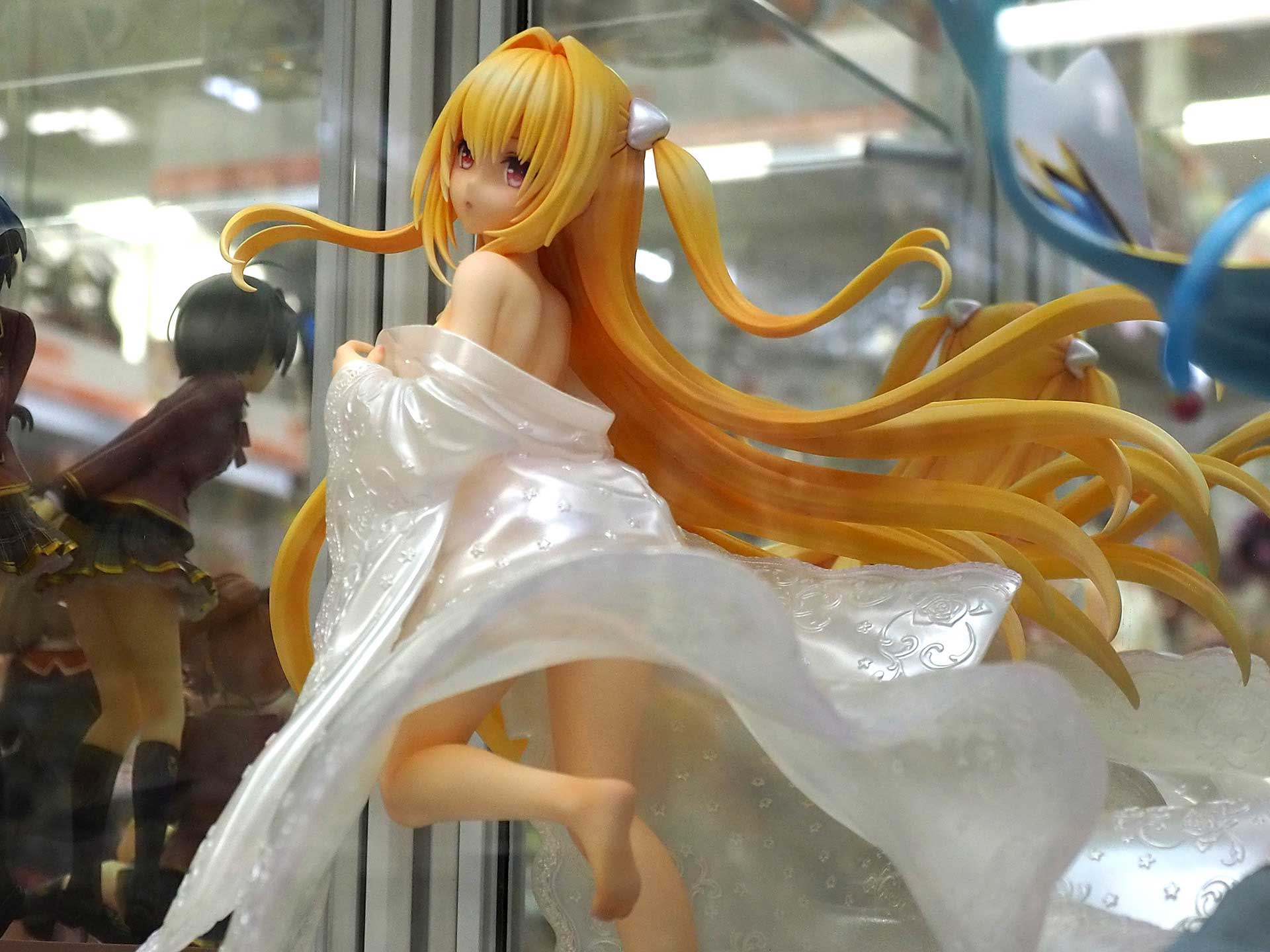 裸足で駆けていく感じの後ろ姿も素晴らしい