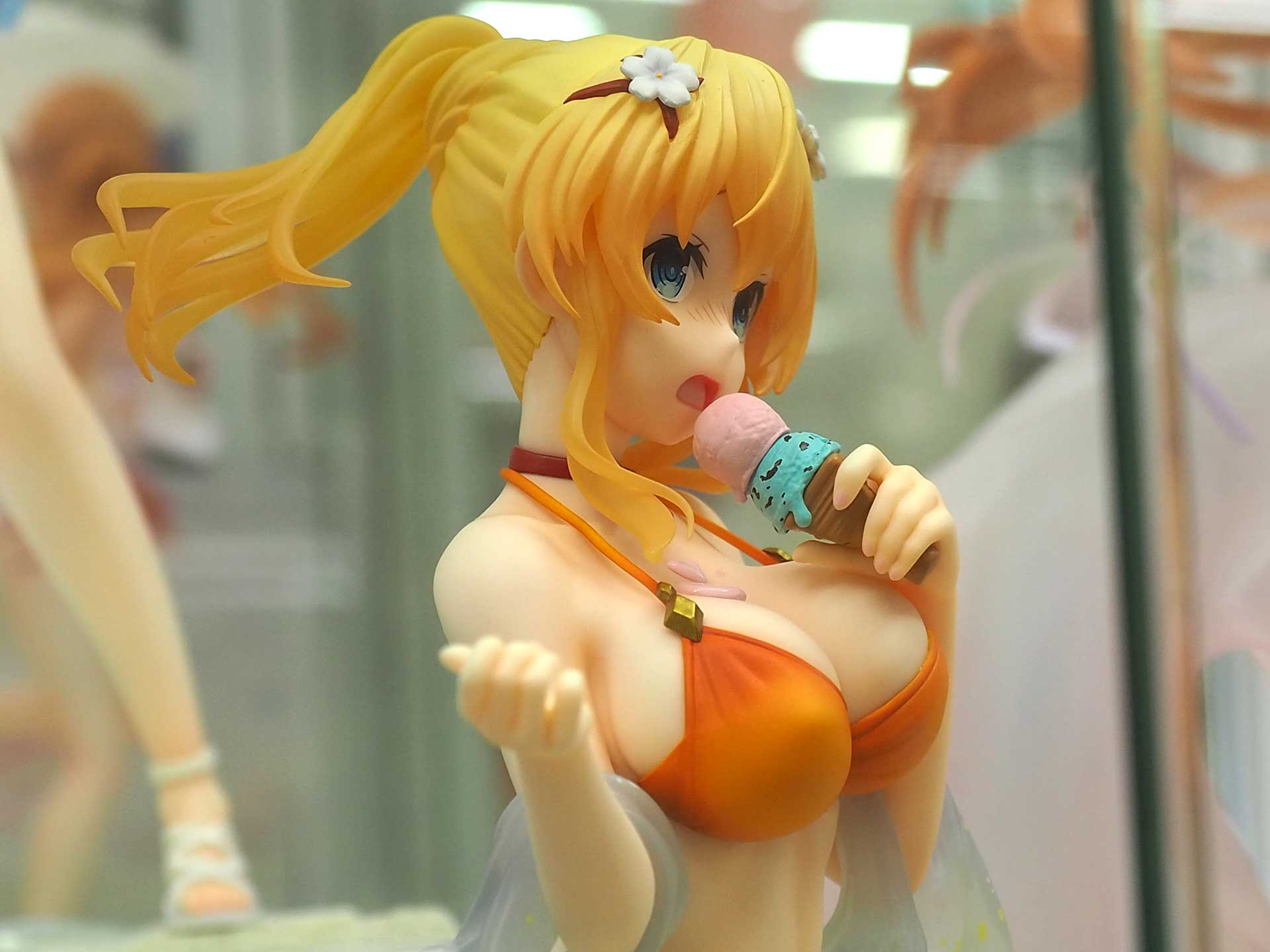 サイドから見る胸元にも注目してほしい