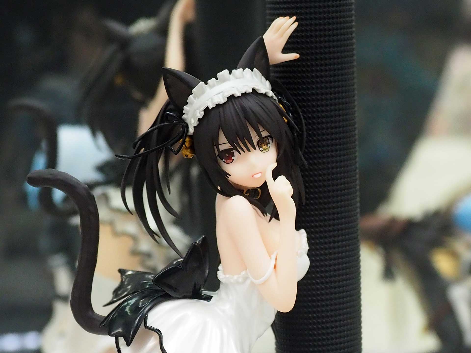 猫らしくキャットタワーに寄り添ったポーズになっている