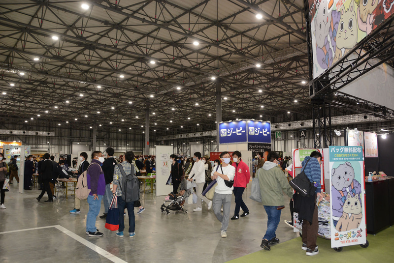 入場は制限されていたが、熱心なファンが会場を訪れていた