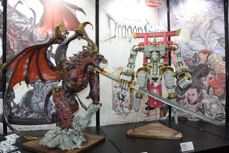 巨大フィギュアが来場者を出迎える