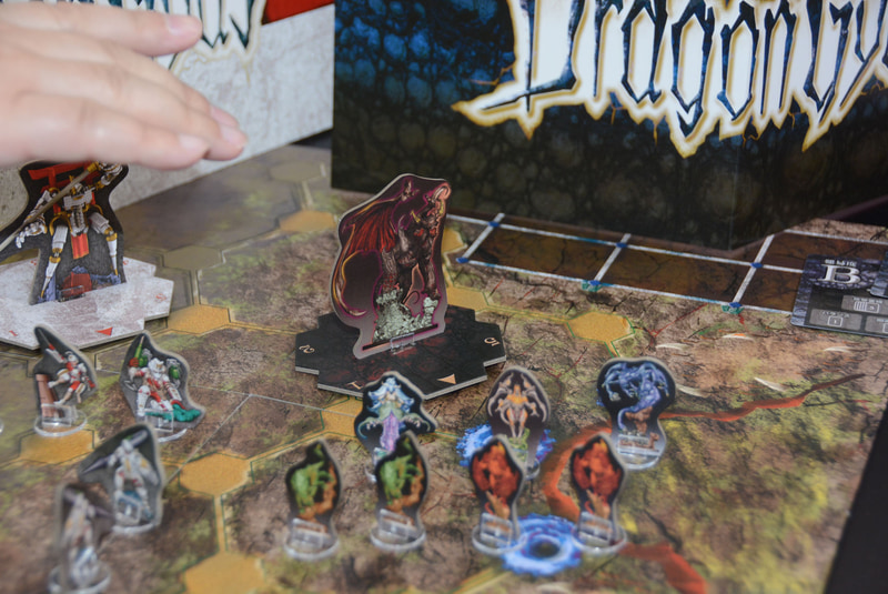 ドラゴン対巨大ロボ、騎士対尖兵、2つの局面での戦いが展開する