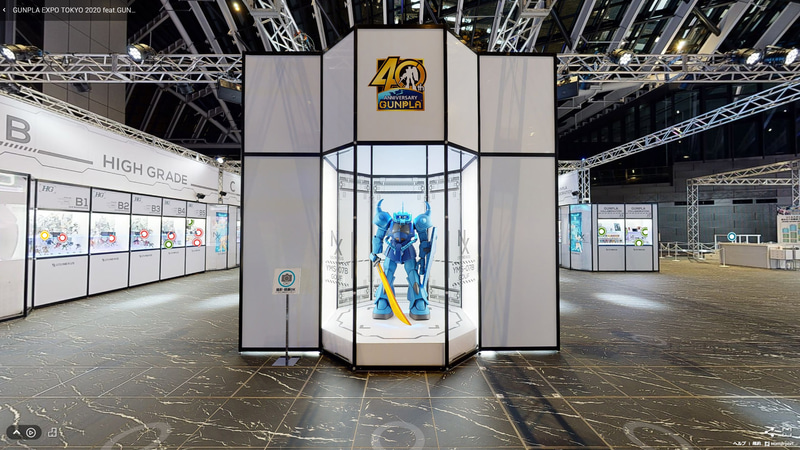 正面にグフ、右にガンダムドックの撮影ポイントがある。左には新作を交えたこれまでのガンプラが展示されている