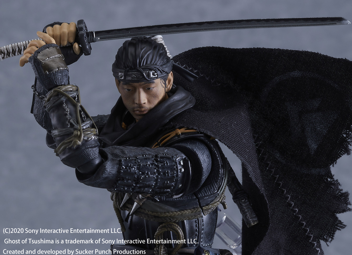 特に肩の可動は力が入っている。腕の付け根だけでなく、背中部分から腕を前に引き出せるように関節が設定されている