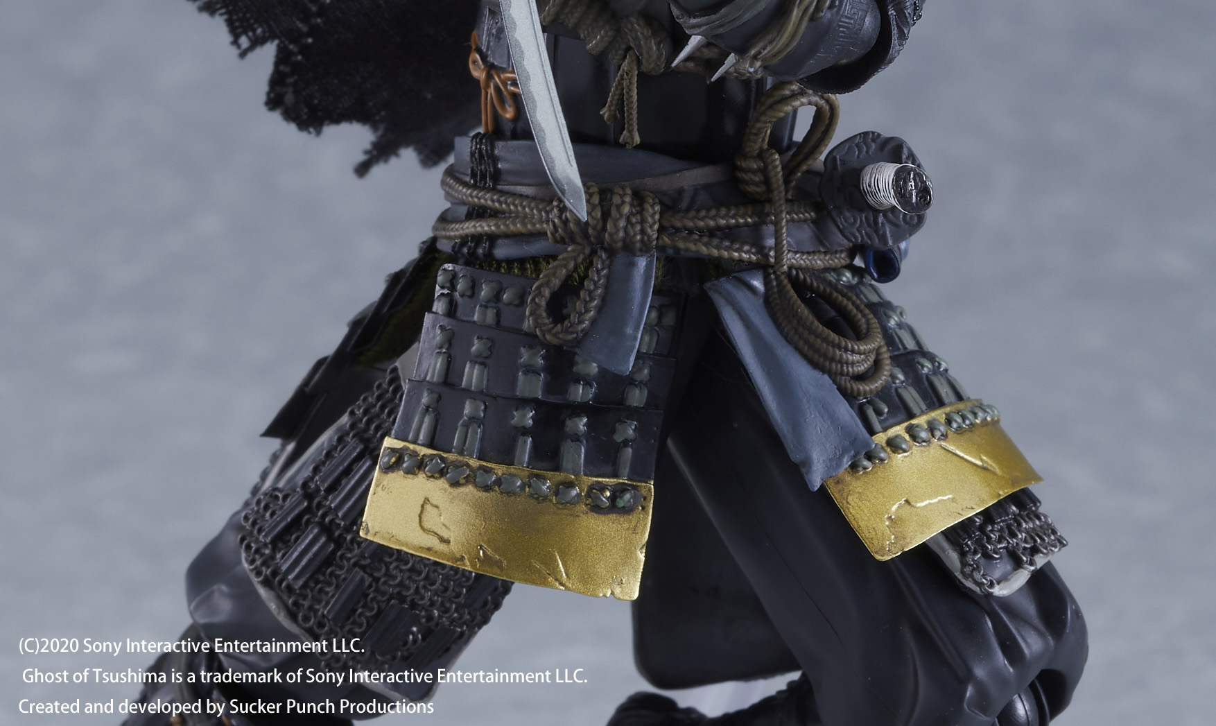 胴から腿を覆う「草摺」。太ももの防具「佩楯」と一体化させ、胴とのつなぎ目に布を使うことで自然なシルエットを形成