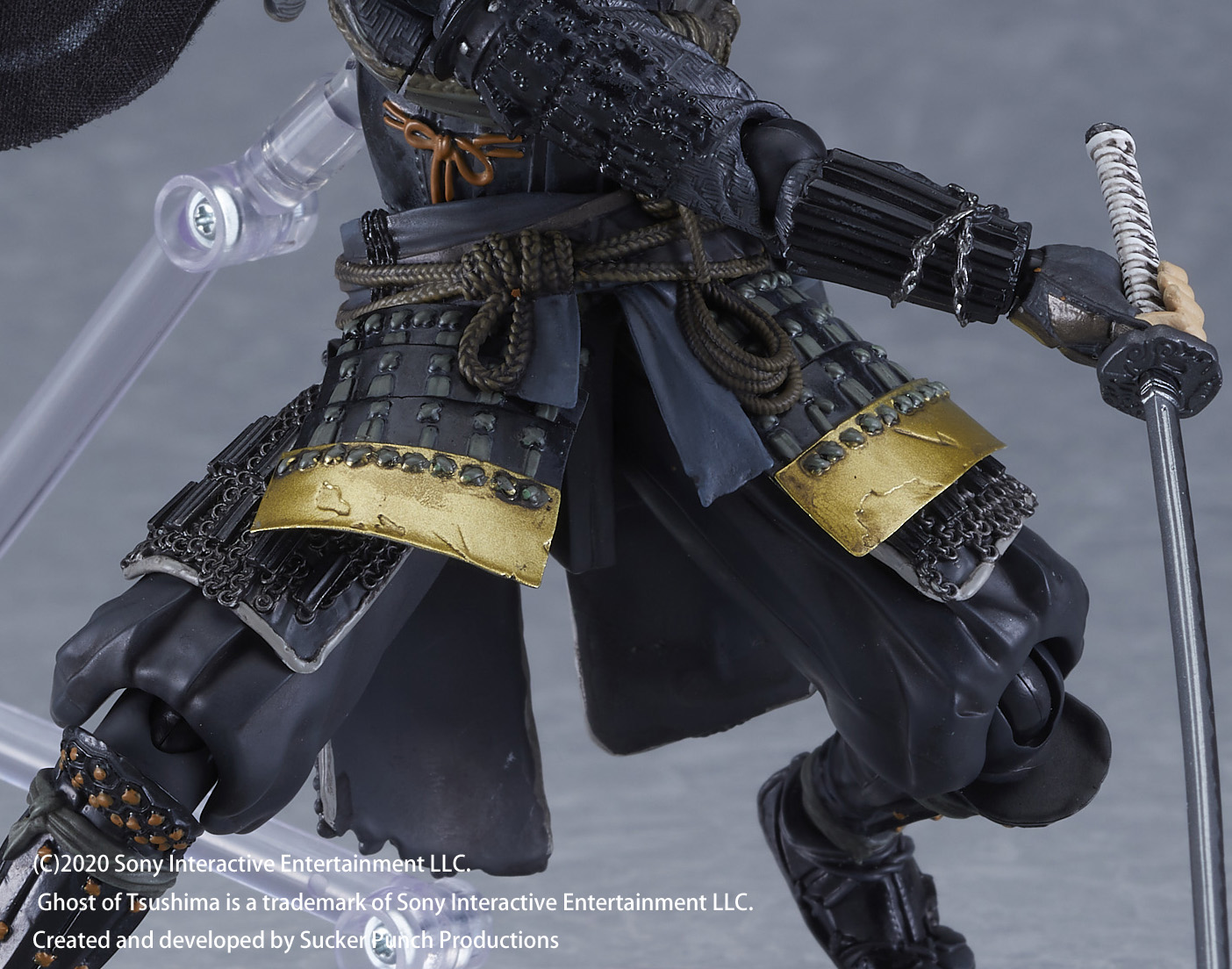 胴から腿を覆う「草摺」。太ももの防具「佩楯」と一体化させ、胴とのつなぎ目に布を使うことで自然なシルエットを形成