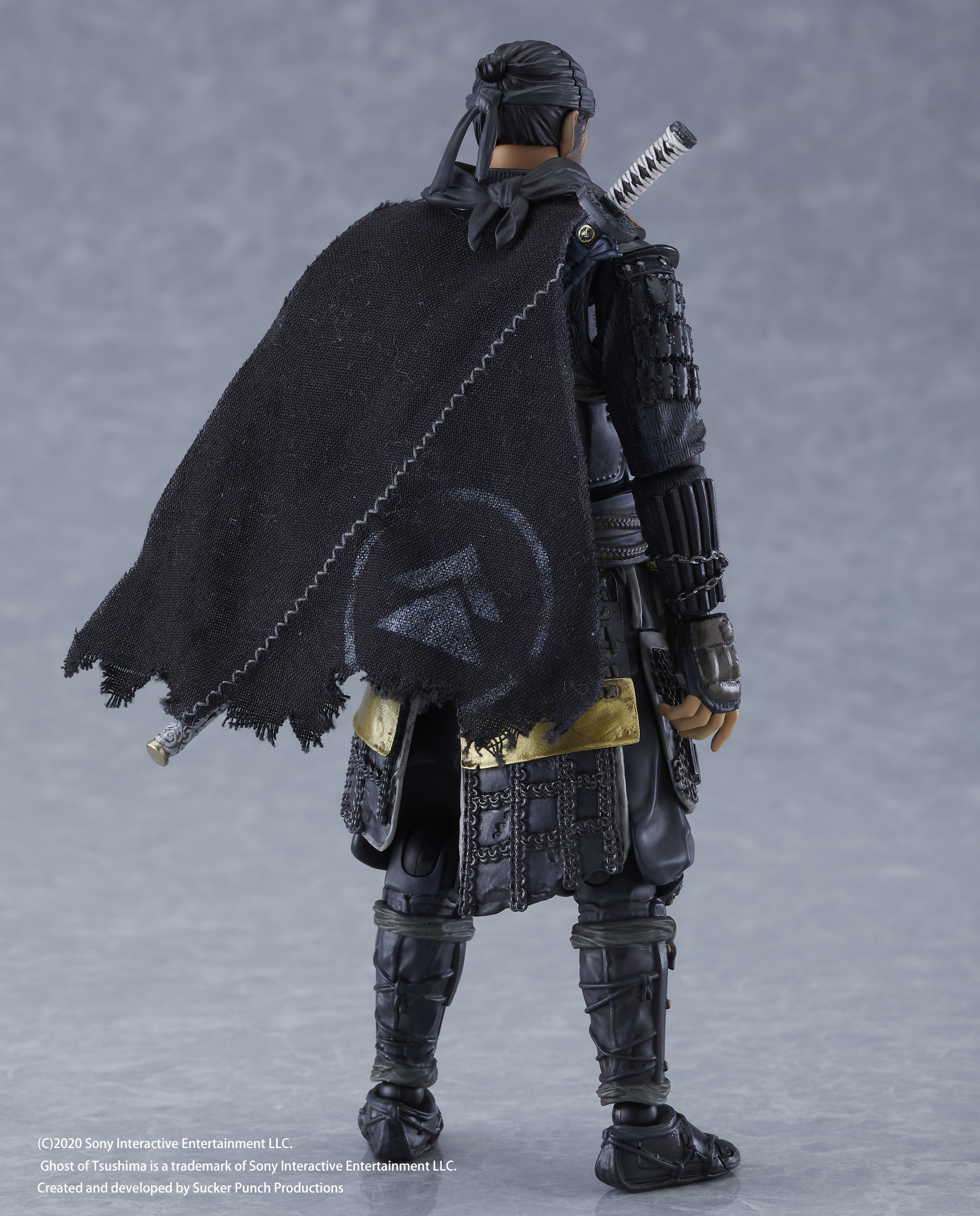 布を使ったマント。針金などはないので、シルエットを保つには工夫が必要