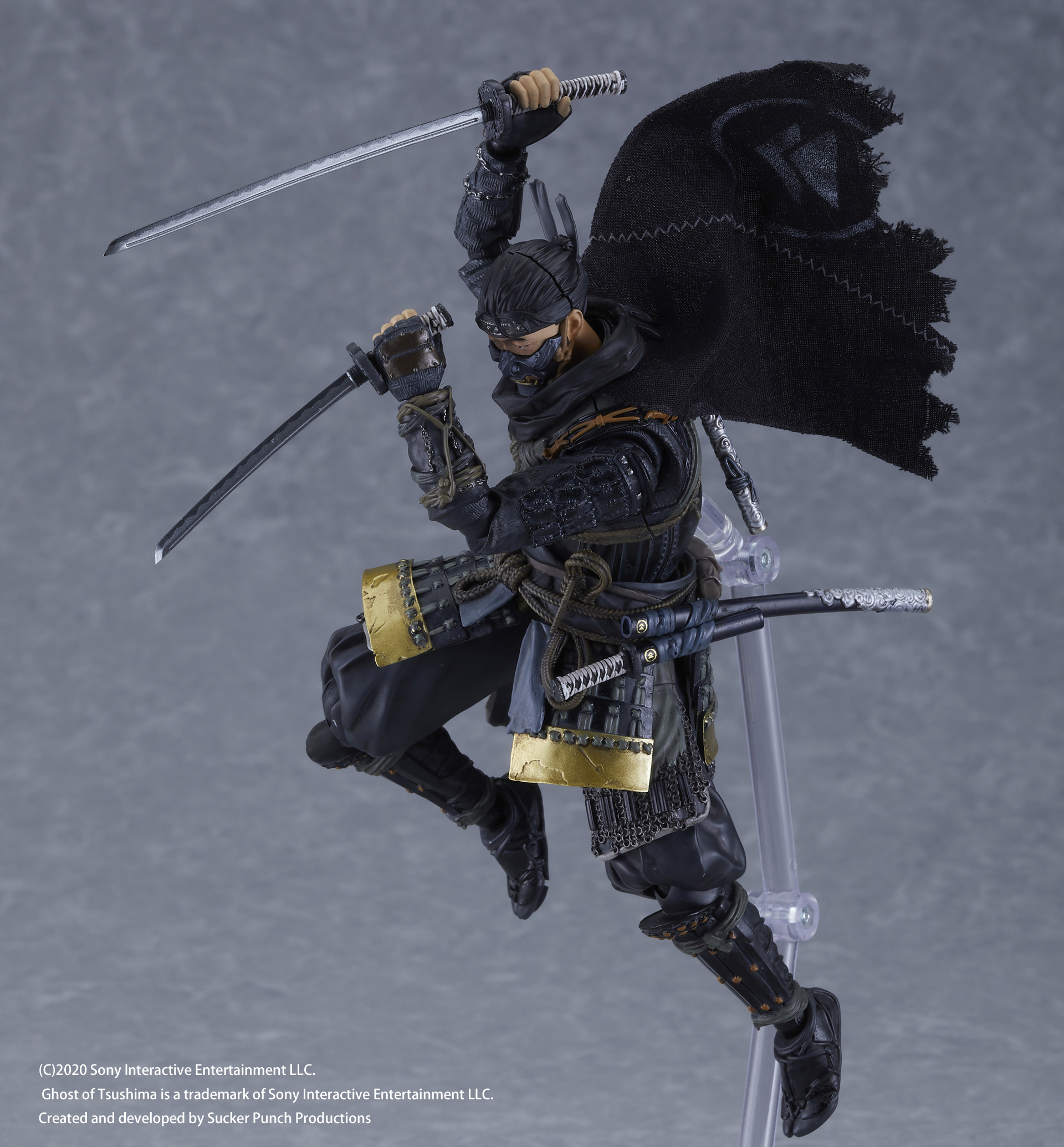 布を使ったマント。針金などはないので、シルエットを保つには工夫が必要