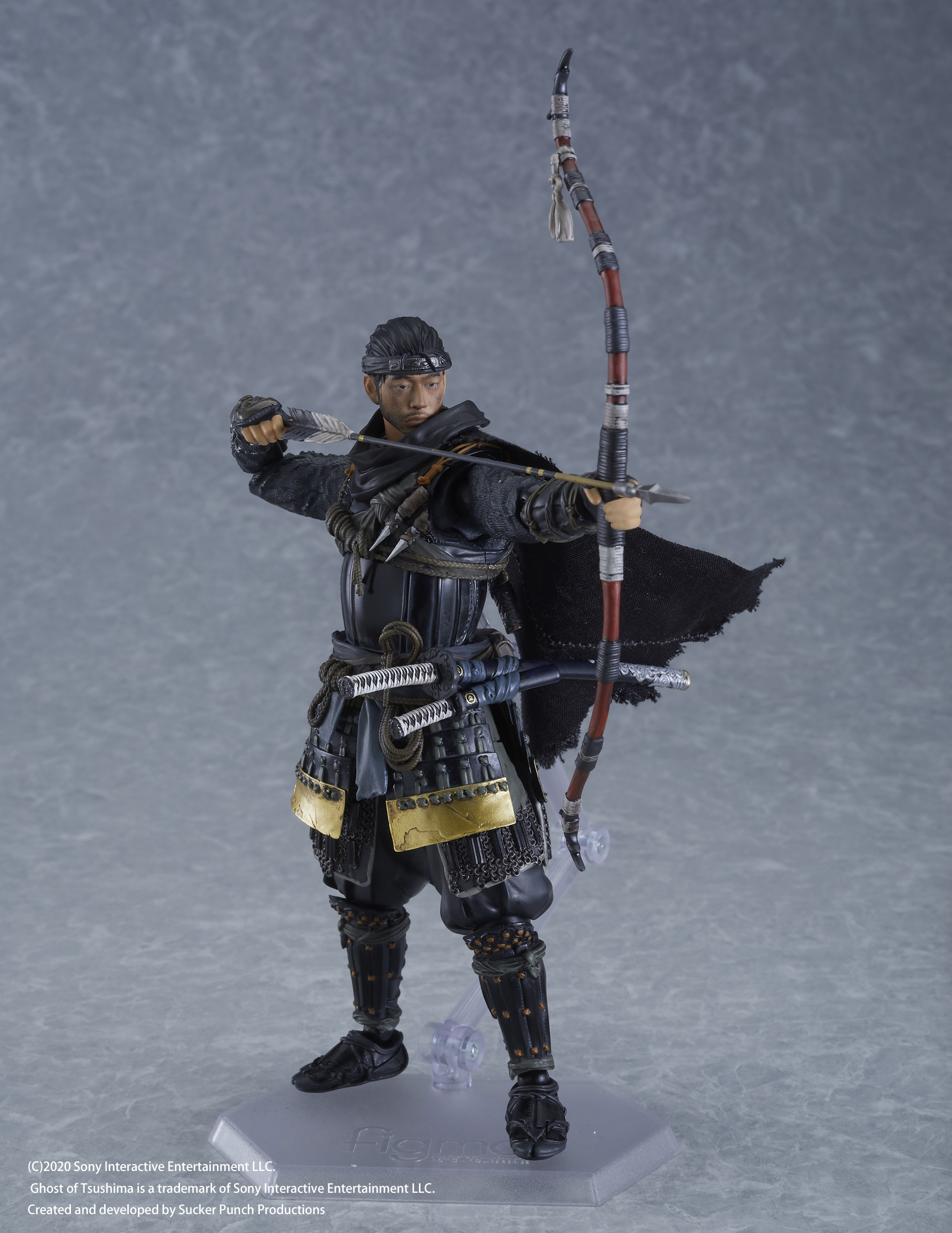 弓も付属。刀は刀身を鞘に収められないが、柄パーツを外すことで抜刀状態を再現できる