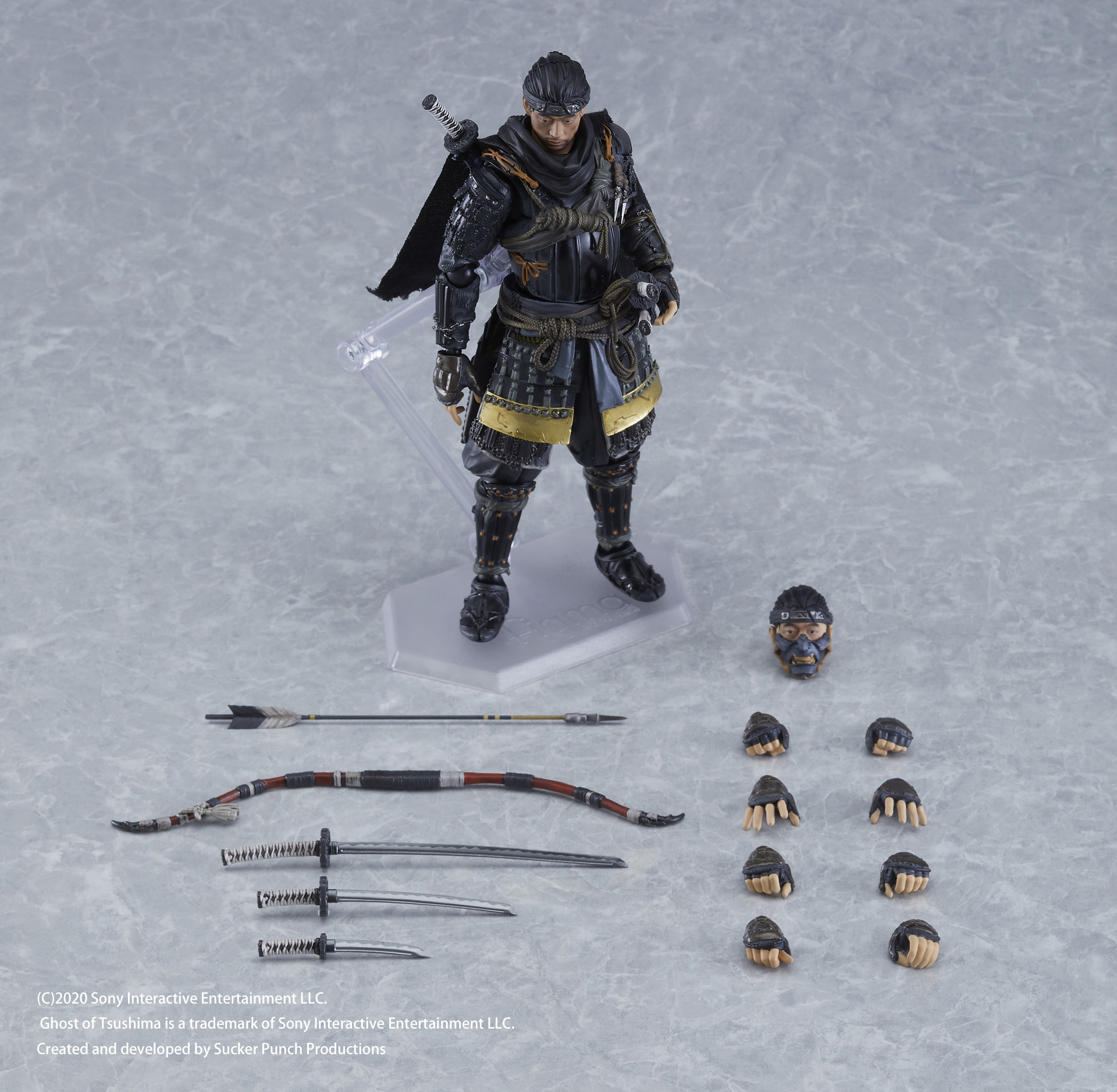 弓も付属。刀は刀身を鞘に収められないが、柄パーツを外すことで抜刀状態を再現できる