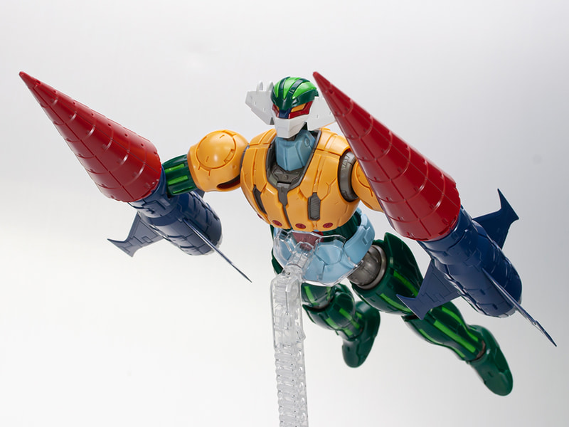 付属のスタンドを使用することで、ダイナミックなポージングを堪能できる