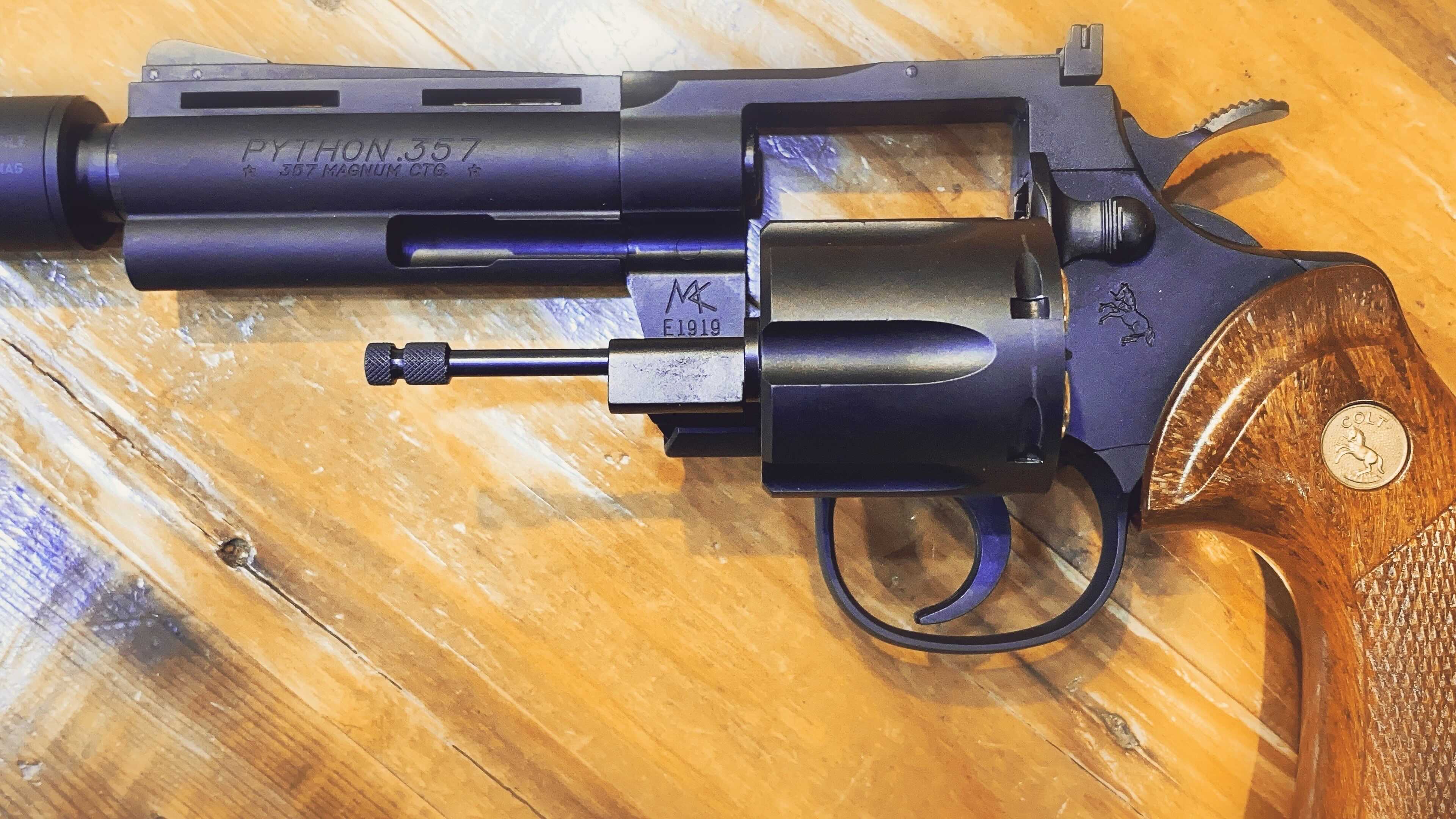 伝説的なガンスミス(銃工)の真柴憲一郎に調整された証として、北条司氏監修の下パイソンのシリンダーをスイングアウトした位置に真柴の調整した銃の刻印サインを再現している