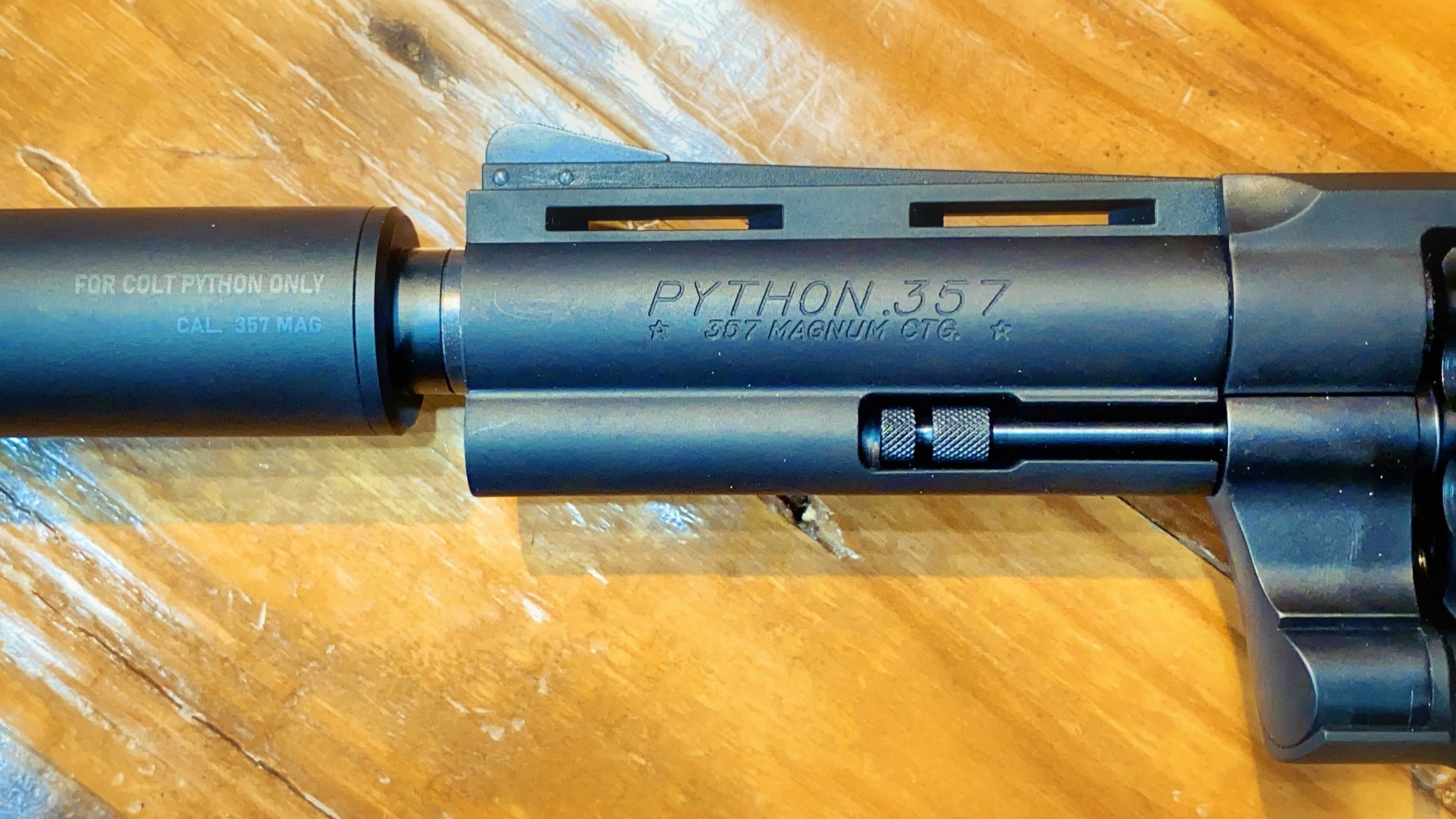 サイレンサーと銃身にも「コルトパイソン専用.口径357マグナム」という意味を記す刻印がされる