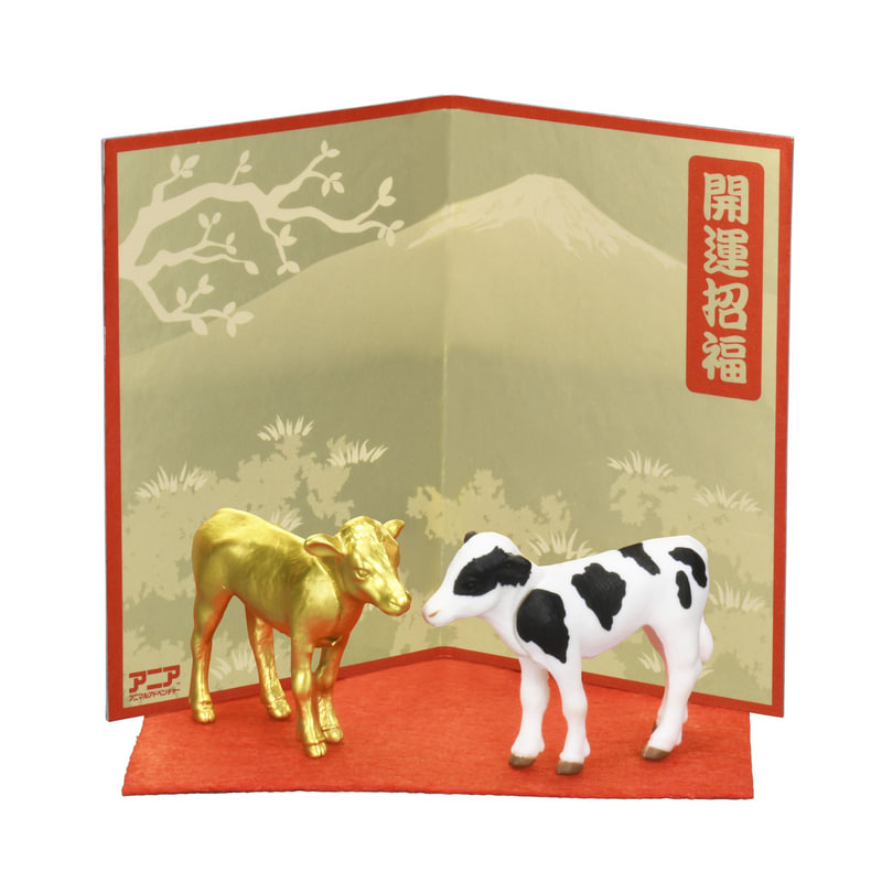 赤い座布団（フェルトシート）と屏風がセットに