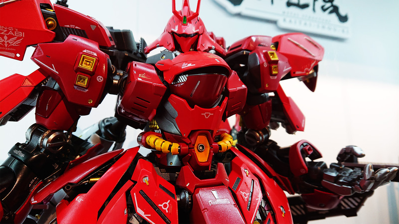 頭部左右と後方へのフレアの延び方が目を引く