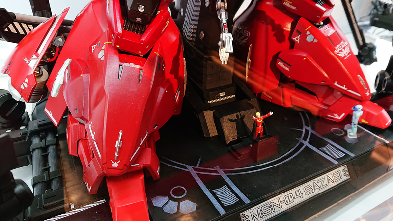 ミニサイズのフィギュアだがシャア総帥とわかる造形と彩色。照明の当て方で後ろに影が伸びて説得力がとても上がる。スウィート・ウォーターの救世主だ！