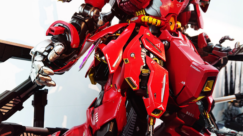 ほんとにチラ見えするだけの細かい内部フレームがすばらしい情報量をもたらす