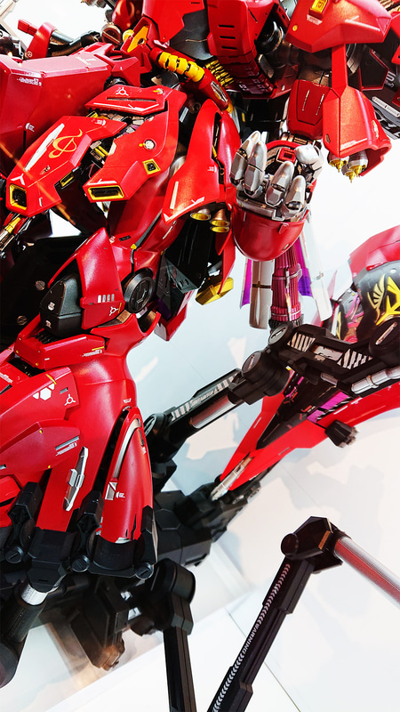 ほんとにチラ見えするだけの細かい内部フレームがすばらしい情報量をもたらす