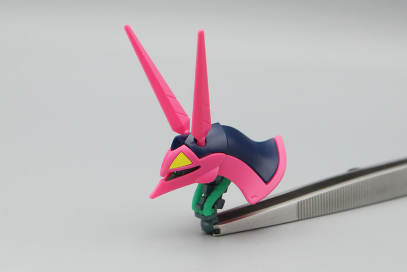 首のパーツを組み立て、アンテナとともに取り付けて頭部の完成