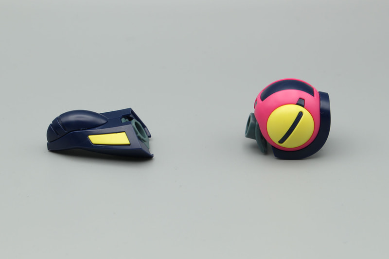 両肩のパーツ。左右でまったく形が異なる