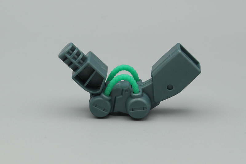 脚部はヒザから組み立て。二重関節になっている