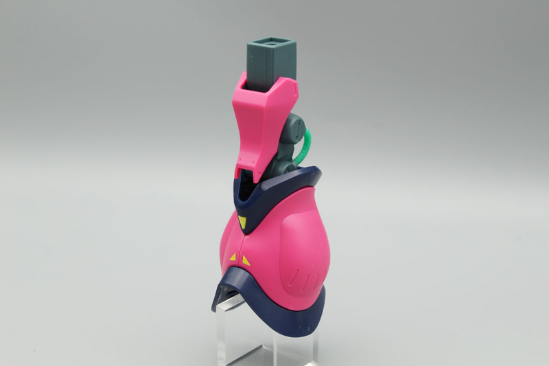 スネとヒザの装甲を取り付け。イエローの部分は、上の三角がパーツによる色分け、下の2つの三角がシールだ