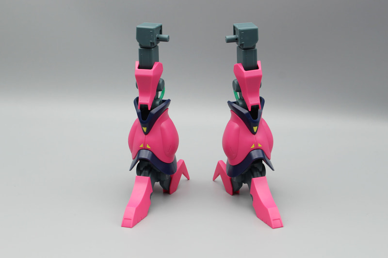 両脚は最後に取り付ける股関節以外は左右対称だ